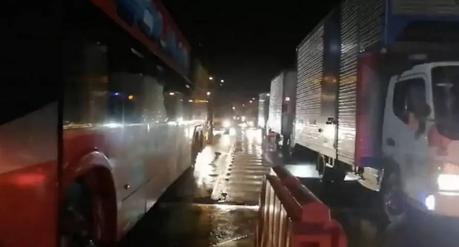 Vehículos detenidos en autopista Medellín- Bogotá: Policía de Medellín indicó que venezolanos serían los responsables del asalto masivo. 