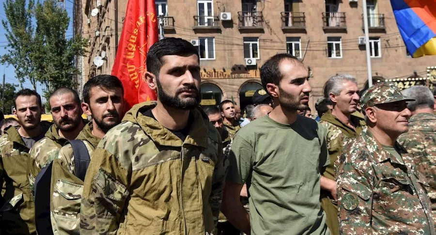 Soldados armenios luego de que decretaran la ley marcial  en ese país.