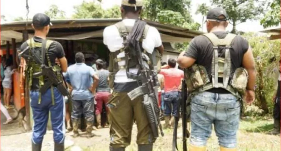 Imagen de hombres armados, con la que se denunció el posible secuestro de 40 personas en Tumaco