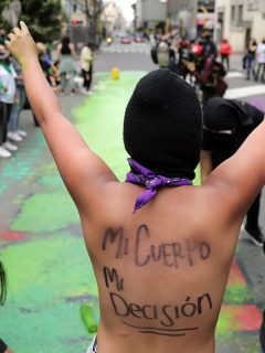 Una manifestante grita consignas en una calle de Bogotá durante una protesta para pedir la despenalización del aborto en Colombia.