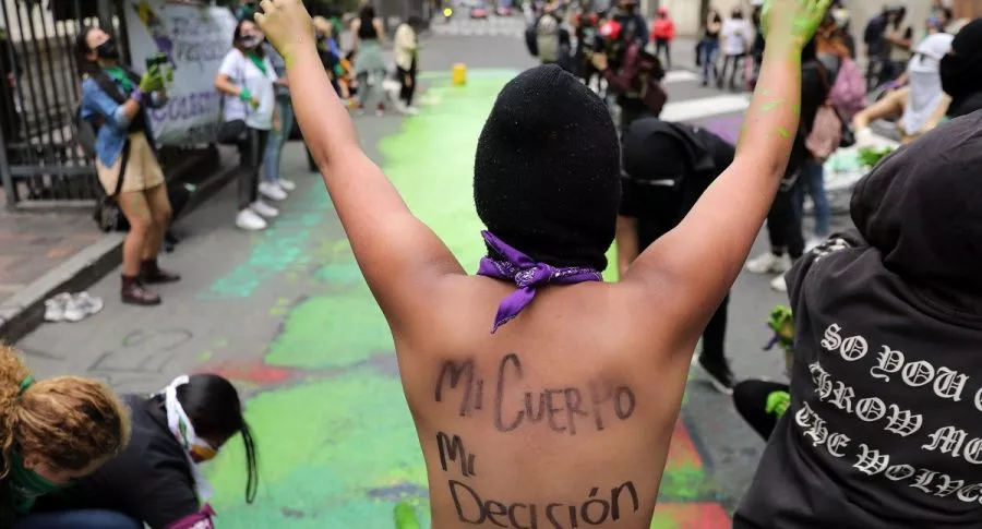  Una manifestante grita consignas en una calle de Bogotá durante una protesta para pedir la despenalización del aborto en Colombia.
