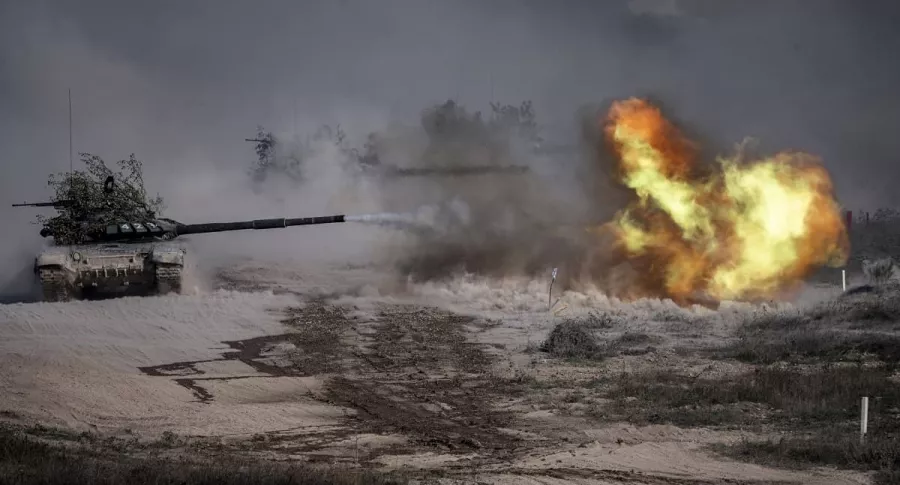 Un tanque T-72-B3 del ejército ruso disparando durante ejercicios militares ilustra artículo 39 muertos en primer día de choques entre Armenia y Azerbaiyán
