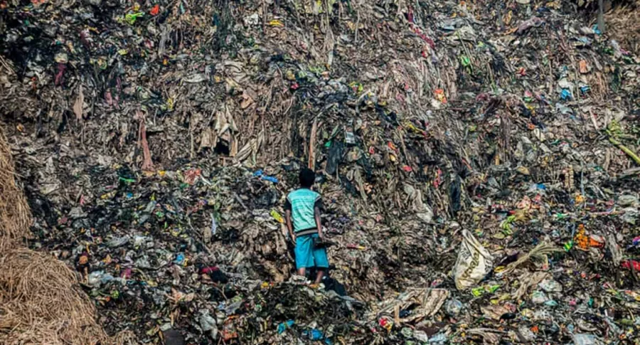 Niño en basurero, ilustra nota de niña india que desapareció porque se la tragó la basura