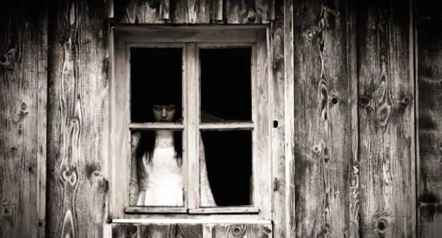 Supuesto fantasma se aparece en una casa de Indonesia.