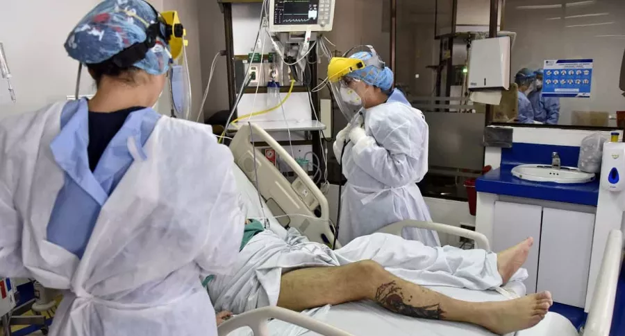 Unidades de cuidados intensivos de un hospital en Bogotá, ciudad que ahora tiene la ocupación más baja en las camas UCI desde hace cuatro meses