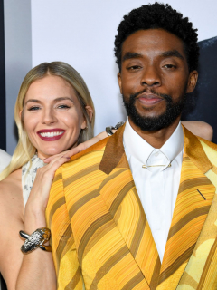 Sienna Miller y chadwick Boseman en la presentación de '21 Bridges' en Nueva York, cinta en la que él donó de su sueldo para pagarle a ella.