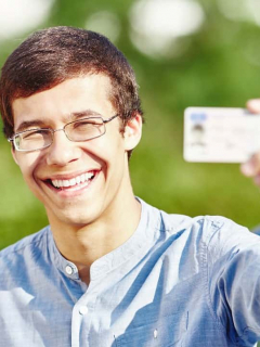 Imagen de un joven con su licencia de conducción, que ilustra nota del paso a paso para sacarla en Colombia