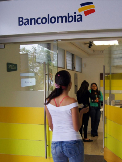Sucursal Bancolombia Universidad de Medellín: Bancolombia anuncia que reactivará los cobros por transacciones que se hagan a otros bancos.