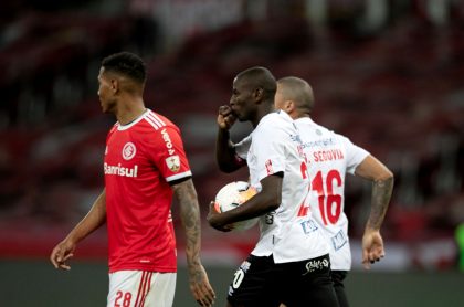 Adrián Ramos, del América de Cali, celebra gol ante el Internacional de Porto Alegre en partido de la Copa Libertadores