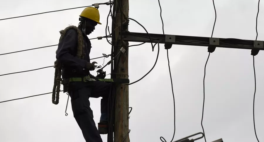 Técnico electricista en poste ilustra artículo Se apaga Electricaribe y se prende la expectativa en la Costa