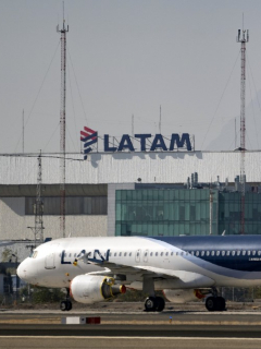Avión de Latam Airlines, que ilustra nota de aumento de vuelos en octubre