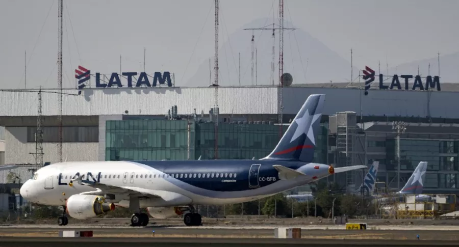 Avión de Latam Airlines, que ilustra nota de aumento de vuelos en octubre
