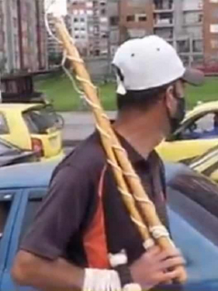 Imagen de los bates que ciclistas compran para defenderse de ladrones en Bogotá