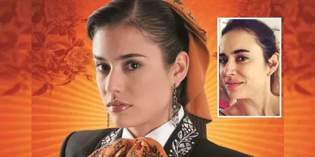 Carolina Ramírez, cuando hizo de Rosario Guerrero en 'La hija del mariachi' y en selfi del 2020 (fotomontaje Pulzo).