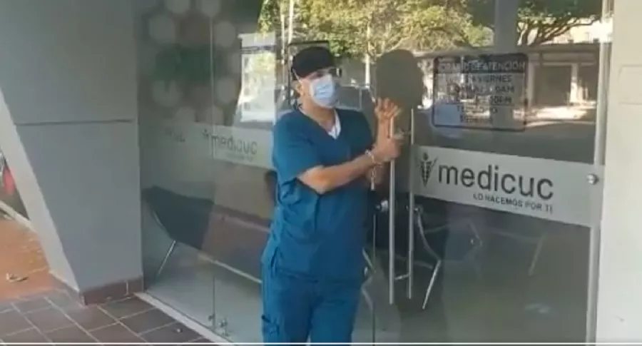 Médico que se encadenó en Cúcuta porque le deben varios meses de sueldo