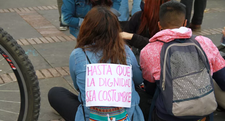 Jóvenes protestando en Bogotá, 21 de septiembre. Encontraron a desaparecidos en protestas de Bogotá: Fiscalía