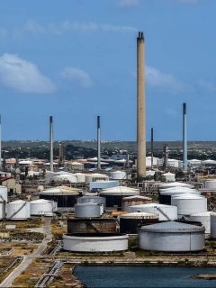 Refinería de petróleo Isla alquilada por la petrolera estatal venezolana PDVSA en Willemstad, Curazao, ilustra artículo Venezuela sufre caída del 99 % de ingresos petroleros