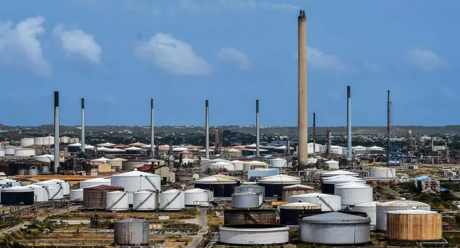 Refinería de petróleo Isla alquilada por la petrolera estatal venezolana PDVSA en Willemstad, Curazao, ilustra artículo Venezuela sufre caída del 99 % de ingresos petroleros