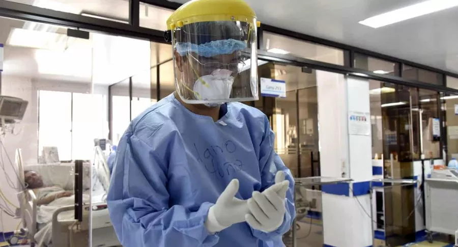 Imagen de referencia de un médico durante la pandemia de COVID-19, la cual, de acuerdo con el DANE, ya es segunda causa de muerte en Colombia.