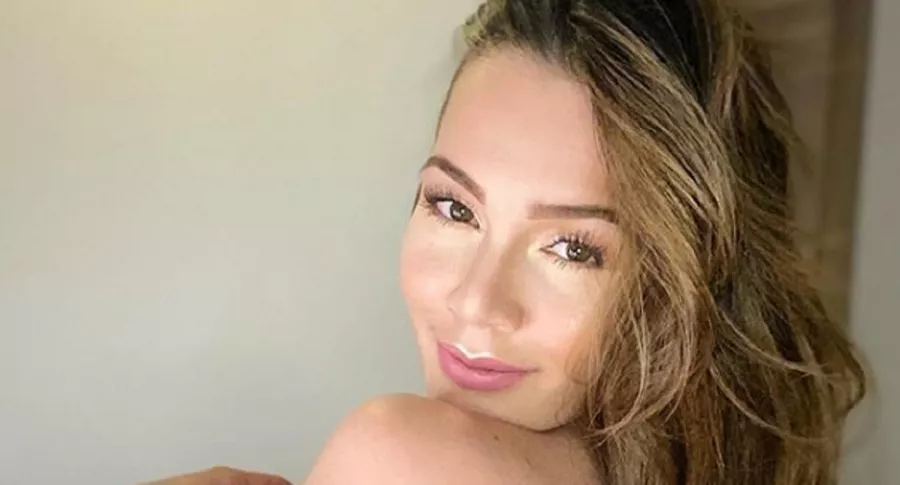 Lina Tejeiro, actriz que tuvo una nueva pelea con una usuaria de Instagram que la criticó, posando para de lado en foto del 2020.