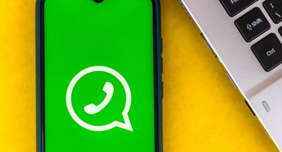 Celular con logo de WhatsApp.