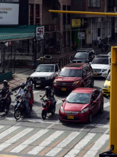 Imagen de carros en Bogotá ilustra nota sobre el pico y placa solidario en la capital.