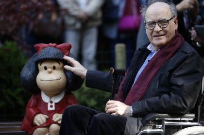 Imagen de Quino posando junto a una escultura de Mafalda para ilustrar nota sobre las mejores frases de Mafalda