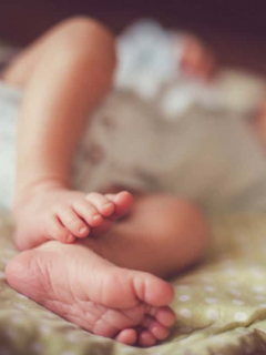 Bebé acostada, ilustra nota sobre adolecente que vendió a su hija por 520.000 pesos en México.