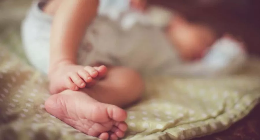Bebé acostada, ilustra nota de padres que causaron daño cerebral a su hija por darle comida vegana