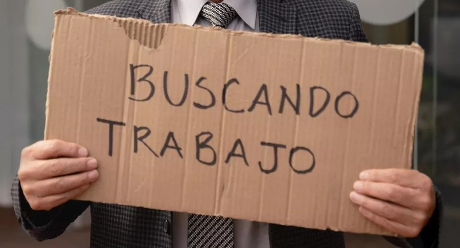 Hombre cargando un cartel: buscando trabajo. ¿Cuál fue la tasa de desempleo en Colombia en agosto de 2020?