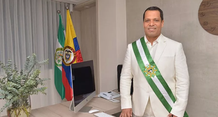 Corte absuelve a gobernador de Cesar Luis Alberto Monsalvo, que está en su despacho.
