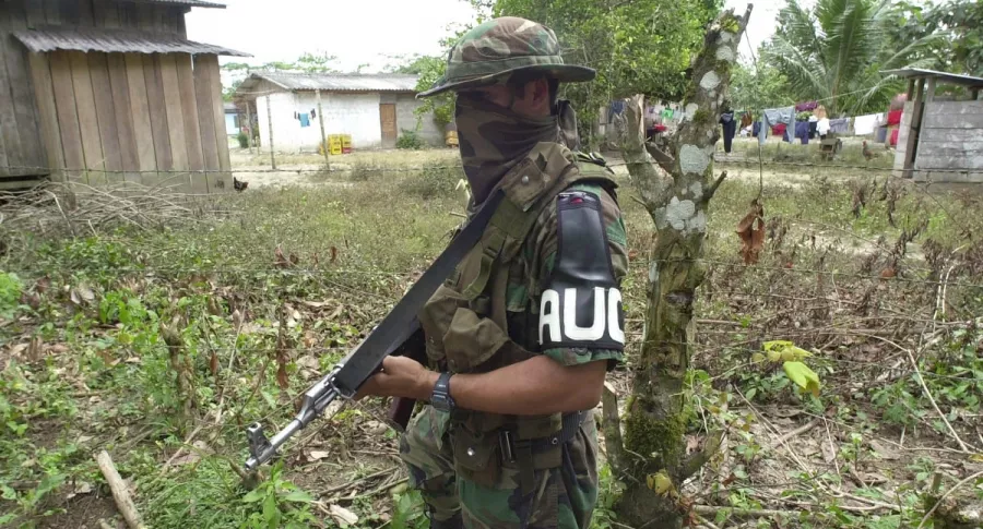 Un paramilitar de las Autodefensas Unidas de Colombia, durante los años 90.