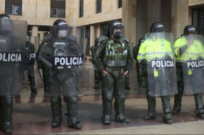 Policía y Esmad, durante las protestas por la muerte de Javier Ordóñez en Bogotá.