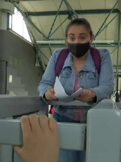 Imagen de la profesora que da clases a estudiantes pobres en metro de Medellín