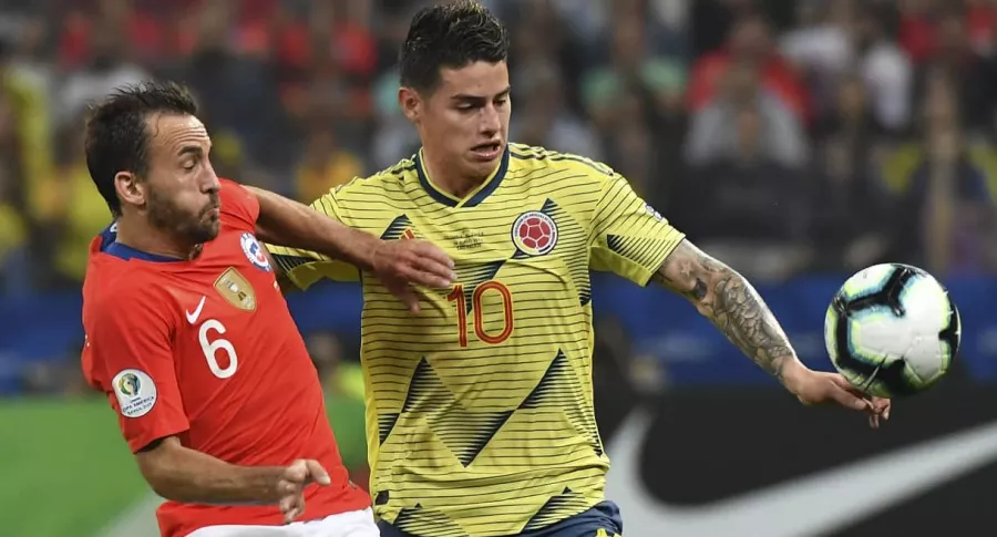 Chile y Colombia jugando en la Copa América, definida la convocatoria de Chile para las primeras fechas de las Eliminatorias