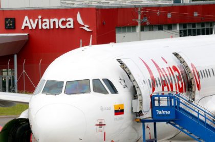 Avión de Avianca en aeropuerto: el Tribunal Administrativo de Cundinamarca mantuvo suspensión de desembolso de crédito. 