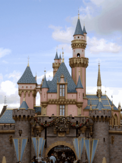 Imágenes de Disney y United Airlines, dos empresas relacionadas con los despidos masivos en Estados Unidos