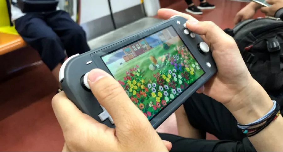 Persona jugando con su Nintendo Switch: Nintendo contó cada cuánto se tienen que cargas las baterías de estos dispositivos. 
