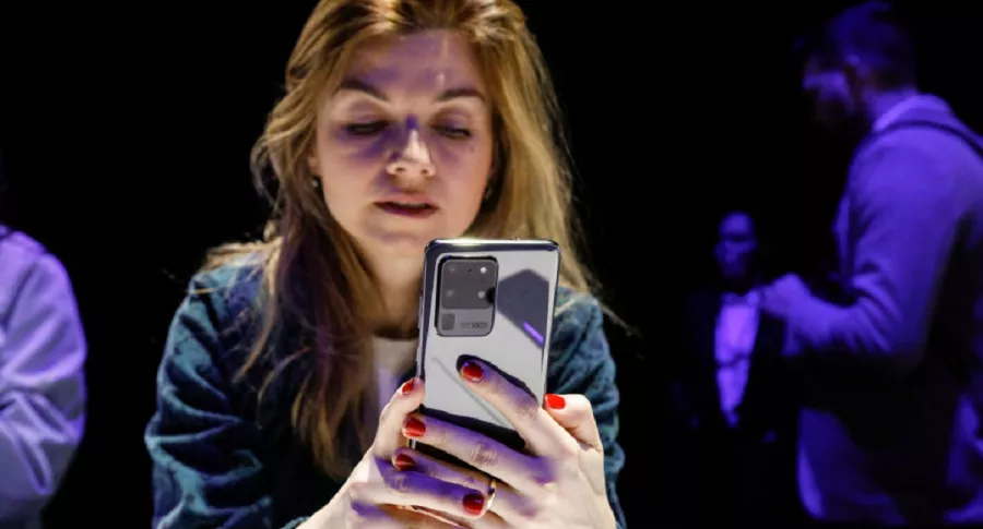 Persona con celular de Samsung: la compañía abrirá la convocatoria para que personas puedan participar en primer festival de cortos en formato vertical. 