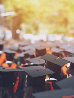 Imagen de estudiantes graduándose, a propósito de las becas a las que puede aplicar los colombianos para irse al exterior.
