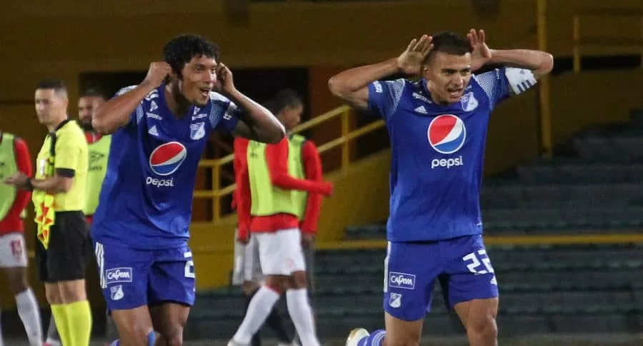 Jugadores de Millonarios celebrando un gol, dónde ver en vivo Millonarios vs. Bucaramanga