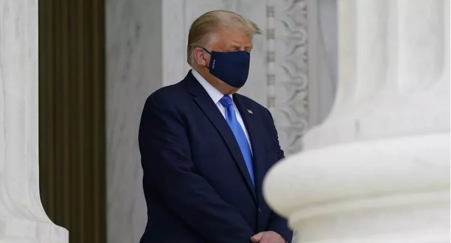 El presidente de Estados Unidos, Donald Trump, usando un tapabocas, como pocas veces se le vio hacerlo.