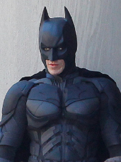 Christian Bale, interpretando a Batman.