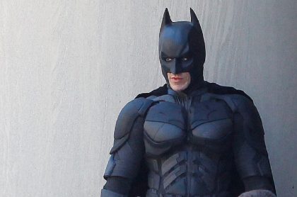 Christian Bale, interpretando a Batman.