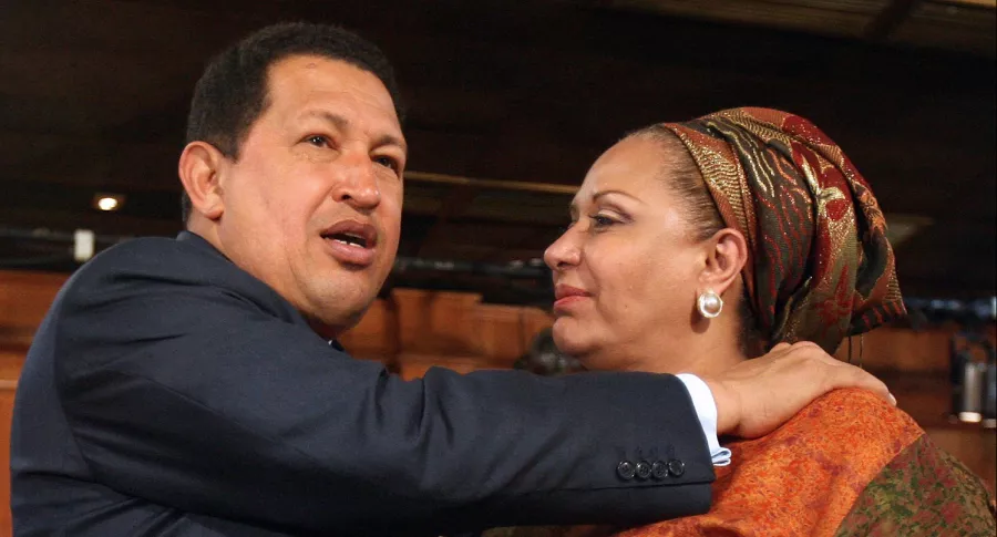 Hugo Chávez y Piedad Córdoba, que reveló que el fallecido expresidente de Venezuela le echó los perros