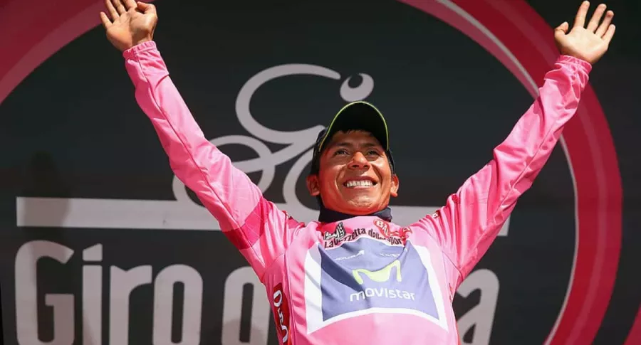 Foto de Nairo Quintana en 2014, cuando ganó el Giro de Italia, ilustra por qué la camiseta de esta competencia es rosada.