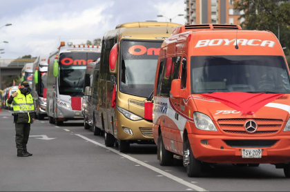 Imagen de policía y buses intermunicipales para ilustrar nota sobre los protocolos de seguridad vial para viajar en la semana de receso