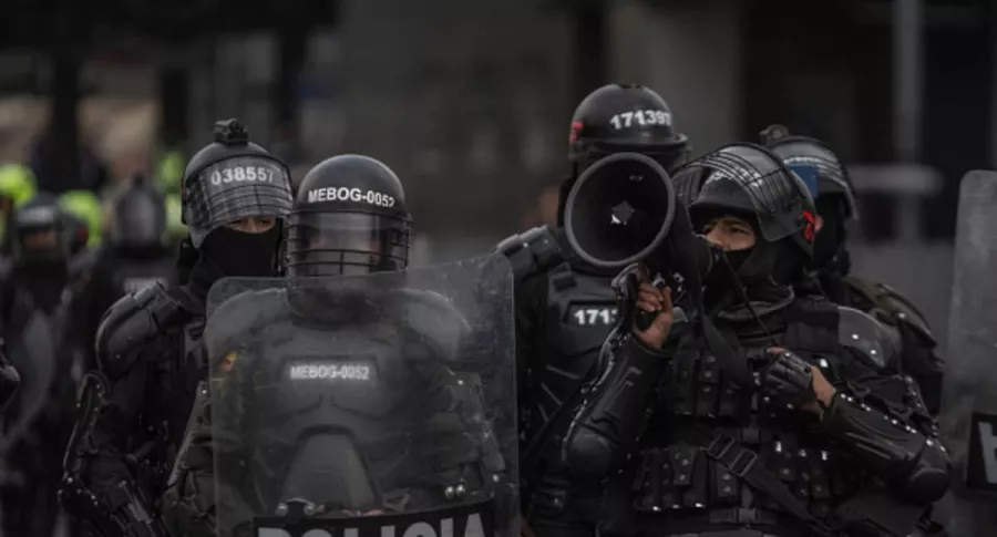 Policías del Esmad de Colombia, ilustran nota de fuerzas antidisturbios de diferentes países