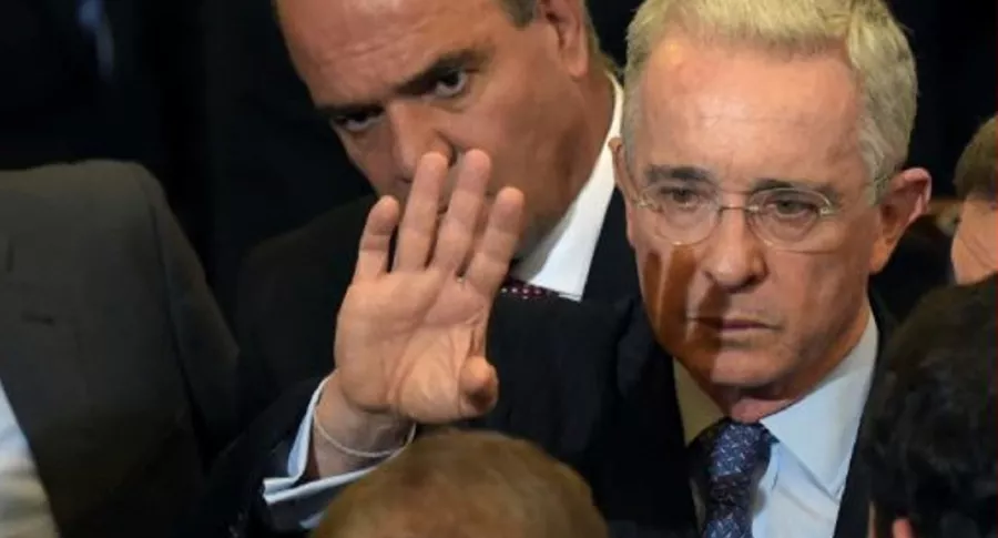 Foto de Álvaro Uribe en el Senado, y que ilustra la disculpa de colegio por profesor que le dijo delincuente 