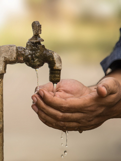Imagen de un grifo de agua, a propósito de los cortes programados en Bogotá